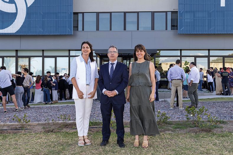 De UM: directora de Admisiones María José Frontini, secretario académico y rector interino Enrique Etchevarren y encargada de Marketing Sofía Sampietro