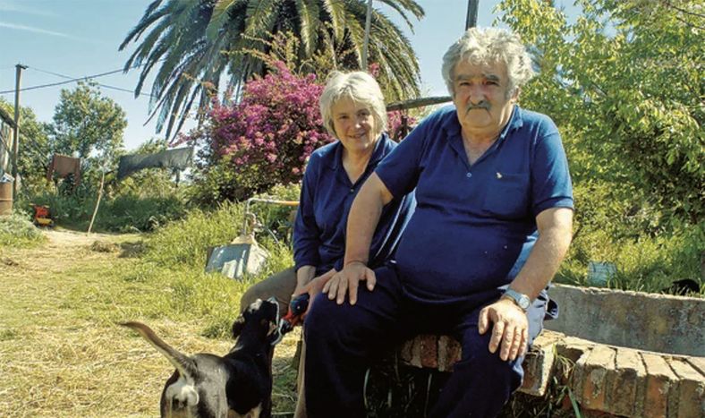 José Mujica y Lucía Topolansky, en su chacra de Rincón del Cerro, bajo la atenta mirada de su perra Manuela
