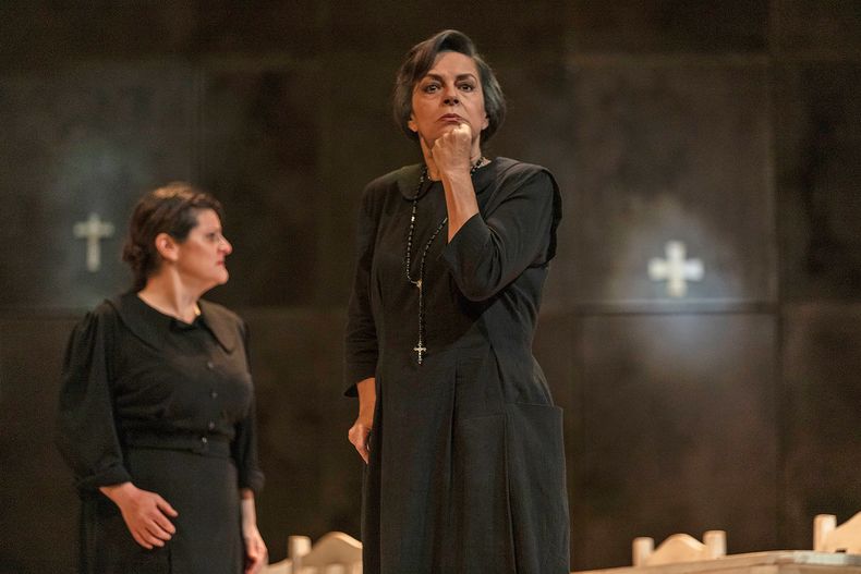 Nancy Fabiola Herrera en el papel de Bernarda Alba.