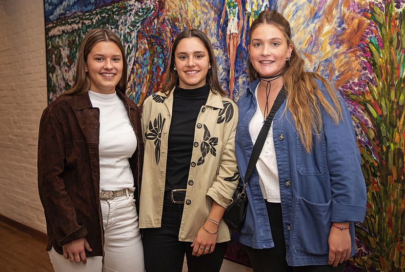 María Paz y Agustina Castells junto a Sofía Llambí