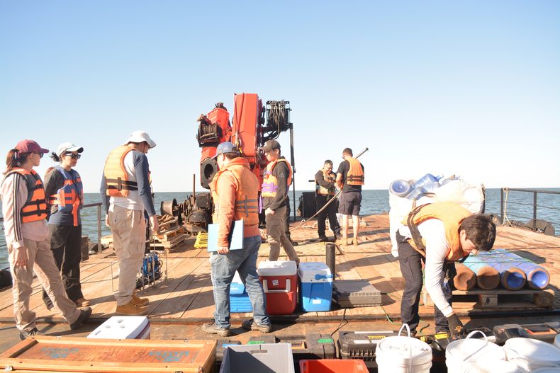 Investigadores del Imfia durante una de las expediciones en el Río de la Plata.