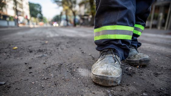 Trabajador de la construcción en una obra vial.