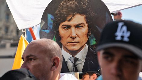 Simpatizantes de Javier Milei frente al Congreso de la Nación, antes de que asuma como presidente de Argentina. Foto: Santiago Mazzarovich, adhocFOTOS