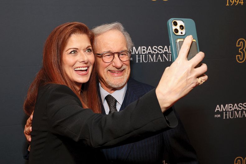 La actriz Debra Messing posó junto al fundador de USC Shoah,Steven Spielberg