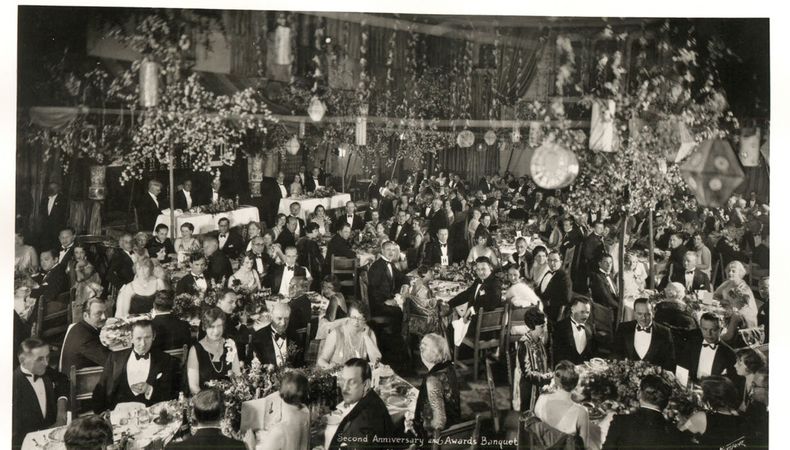 La primera ceremonia que se celebró en 1929 en el Blossom Room del Hollywood Roosevelt Hotel consistió en un banquete, por el que los 270 asistentes pagaron cinco dólares para sentarse en una de las 36 mesas.  AFP 