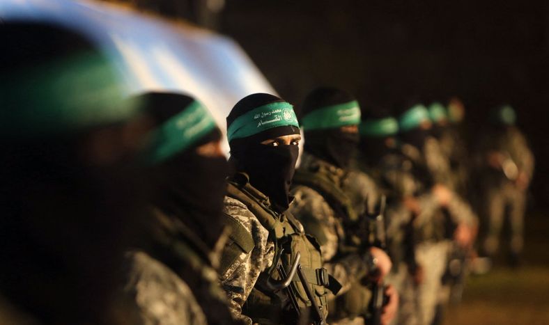 Miembros de las Brigadas Ezzedine al-Qassam, brazo armado del movimiento extremista Hamás, vistos en una reunión el 31 de enero de 2016.