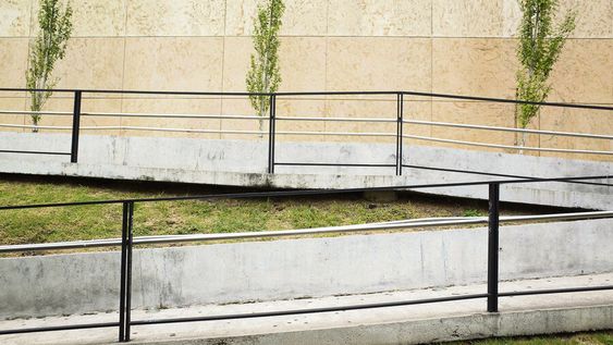 Rampa de acceso a la Facultad de Arquitectura de la Universidad de la República. Foto: Ricardo Antúnez / adhocFOTOS Rampa de acceso a la Facultad de Arquitectura de la Universidad de la República. Foto: Ricardo Antúnez / adhocFOTOS