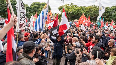 Entrega de firmas en respaldo al plebiscito sobre seguridad social.