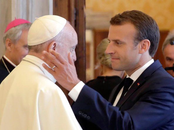 Emmanuel Macron saluda al papa Francisco