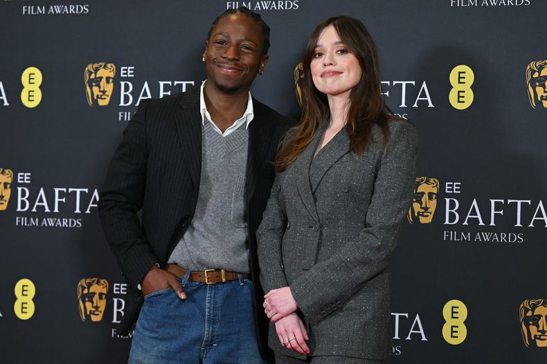 Los actores británicos David Jonsson y Aimee Lou Wood fueron los encargados de anunciar los nominados a los Bafta 2026.