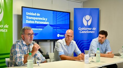 Edison Lanza, junto al secretario general de la Intendencia de Canelones, Francisco Legnani, y el director de la Unidad de Transparencia y Protección de Datos Personales de la comuna, Marcelo Cúneo