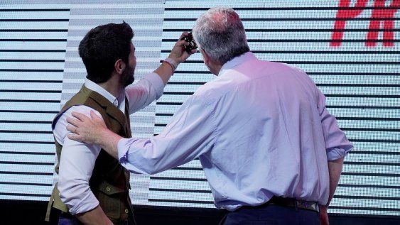 Andrés Ojeda y Pedro Bordaberry preparando una selfie Andrés Ojeda y Pedro Bordaberry preparando una selfie