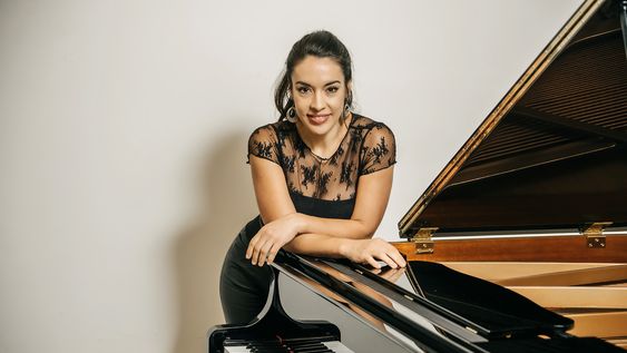 Airaudo habita la música desde múltiples lugares: en música clásica trabaja como pianista acompañante de la Orquesta Sinfónica del Sodre, es docente, y además integra el dúo Che Papusa. Airaudo habita la música desde múltiples lugares: en música clásica trabaja como pianista acompañante de la Orquesta Sinfónica del Sodre, es docente, y además integra el dúo Che Papusa.