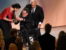 Michael J. Fox recibió el premio humanitario Bob Hope por su trabajo en la concientización y búsqueda de una cura para el mal de Parkinson.