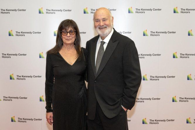 El director de cine y actor estadounidense Rob Reiner y su esposa, Michele Reiner, en la gala de los premios Kennedy Center Honors, en Washington, el 3 de diciembre de 2023.