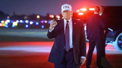 Donald Trump hace un gesto al llegar al Aeropuerto Internacional de Palm Beach en Florida, previo a iniciar el ataque a Irán.