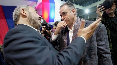 Yamandú Orsi y Mario Bergara, durante un acto de la Lista 95 en el Platense Patín Club