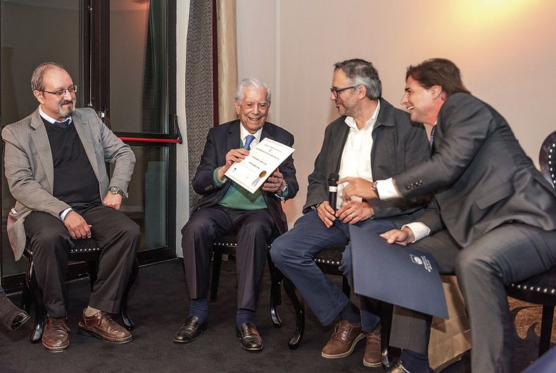Vicerrector de Udelar Álvaro Mombrú, presidente de Fundación Internacional para la Libertad Mario Vargas Llosa, rector de Udelar Rodrigo Arim y presidente de la República Luis Lacalle Pou