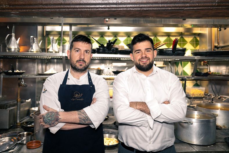 Alex Rodríguez Usón, chef de Los Caracoles, y Pablo Bofarull, integrante de la sexta generación de la familia propietaria del restaurante.