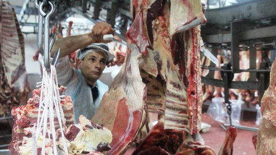 Este año el consumo de carne vacuna en el mercado uruguayo bajó 9%, en comparación con 2019, según Inac. Foto: Nicolás Der Agopián / Búsqueda Este año el consumo de carne vacuna en el mercado uruguayo bajó 9%, en comparación con 2019, según Inac. Foto: Nicolás Der Agopián / Búsqueda