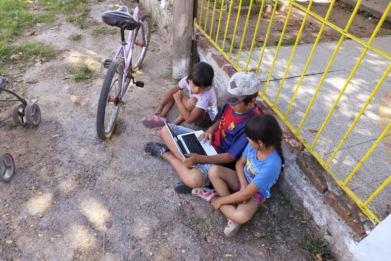 Escolares usan una variedad de redes sociales sin tener conciencia de los riesgos para su privacidad. Foto: Nicolás Der Agopián / Búsqueda