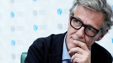 Búsqueda | Álvaro Enrigue en la Biblioteca Nacional. Foto: Javier Calvelo, adhoc/FOTOS