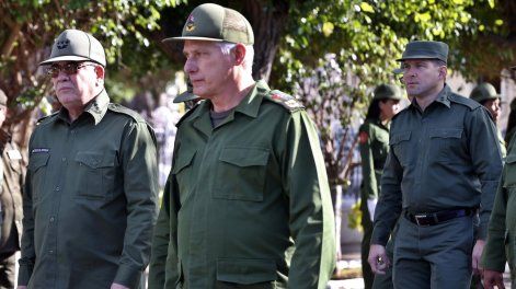 El nieto del expresidente Raúl Castro, Raúl Guillermo Rodríguez Castro (d), el presidente de Cuba, Miguel Diaz-Canel (c) y el ministro del Interior, Lázaro Alberto Álvarez Casas (i), asisten a un acto el 16 de enero de 2026 en el cementerio de Colon, en La Habana (Cuba).