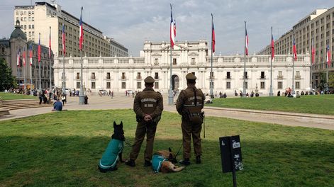 Fotografía de archivo del 20 de mayo de 2025 de integrantes de Carabineros resguardando el palacio de La Moneda en Santiago (Chile).