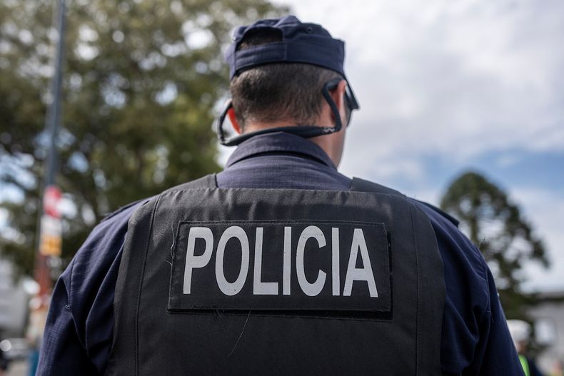 Un policía en calles de Montevideo.