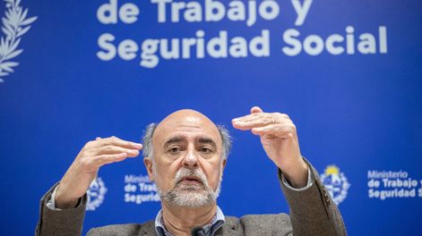 El ministro Pablo Mieres durante una conferencia de prensa en el Ministerio de Trabajo. Foto: Mauricio Zina / adhocFOTOS