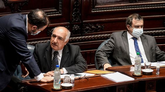 Charles Carrera, Guillermo Domenech y Raul Lozano durante una sesión en Cámara de Senadores en el Palacio Legislativo. Foto: Javier Calvelo / adhocFOTOS