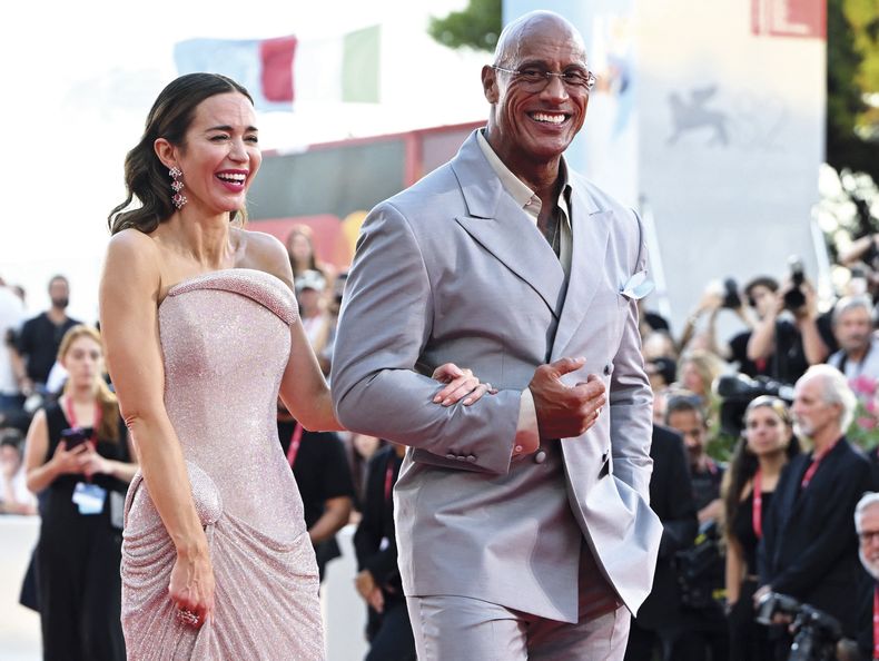 La actriz británica Emily Blunt y el actor y luchador estadounidense Dwayne Johnson asistieron a la alfombra roja de la película The Smashing Machine, que protagonizan juntos.