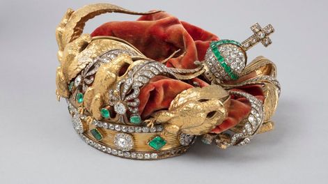 El Museo del Louvre asegura que las 56 esmeraldas de la corona siguen en su sitio y sólo faltan una decena de los 1.354 diamantes que decoraban la joya.