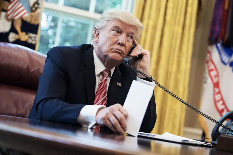 Donald Trump conversa por teléfono en el Salón Oval de la Casa Blanca