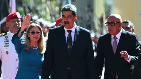 El presidente de Venezuela, Nicolás Maduro (centro), la primera dama Cilia Flores (i), y el presidente de la Asamblea Nacional, Jorge Rodríguez, caminan a su llegada al Capitolio, sede de la Asamblea Nacional, para la toma de posesión presidencial, en Caracas.