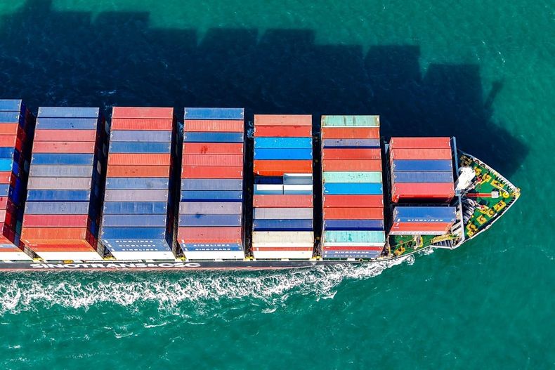 Barco chino lleno de containers rumbo al Canal de Panamá