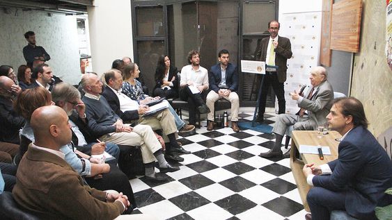 imagen de Lacalle Pou y Sanguinetti mano a mano: una declaración explícita de respaldo del líder colorado y el matiz sobre cómo armar la coalición imagen de Lacalle Pou y Sanguinetti mano a mano: una declaración explícita de respaldo del líder colorado y el matiz sobre cómo armar la coalición