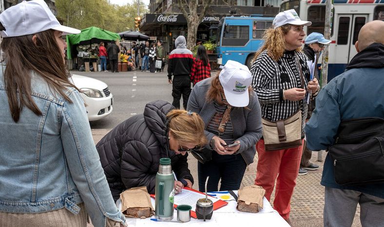 Juntada de firmas en la Avenida 18 de Julio. Foto: Ricardo Antúnez / adhocFOTOS