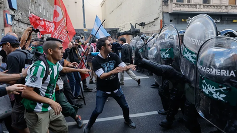 Manifestantes y miembros de la Gendarmería Nacional se enfrentan este miércoles, durante una manifestación frente al Congreso de la Nación en Buenos Aires.