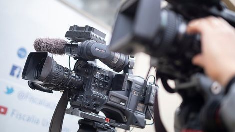 Cámaras de televisión en la Fiscalía General de la Nación. Foto: Pablo Vignali / adhocFOTOS
