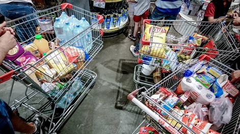 Supermercado en Montevideo. Foto: Javier Calvelo / adhocFOTOS
