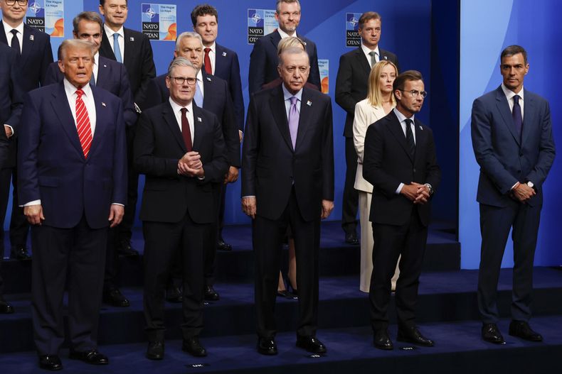 El presidente del Gobierno español, Pedro Sánchez (d); el presidente estadounidense, Donald Trump (i); el turco, Recep Tayyip Erdoan (c); y la primera ministra italiana, Giorgia Meloni (3d), entre otros líderes, posan en la foto de familia de la cumbre de la OTAN que se celebra este miércoles en La Haya, Países Bajos
