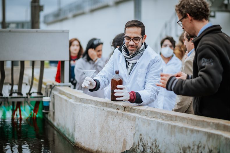 Estudiantes y docentes durante instancias prácticas del posgrado en agua de la Utec