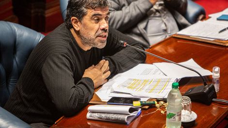 Óscar Andrade en la Cámara de Senadores. Foto: Mauricio Zina / adhocFOTOS