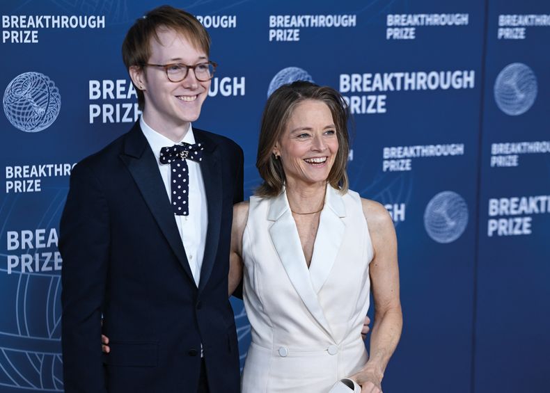 Jodie Foster apareció por primera vez junto a uno de sus hijos, Kit Bernard Foster, en la presentación de los Premios Breakthrough, conocidos como los Oscar de la ciencia, y lo presentó como su hijo científico
