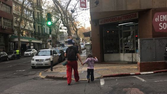 la cuarta parte de los jovenes varones creen que criar a los hijos  es la tarea principal de las mujeres, segun un estudio oficial