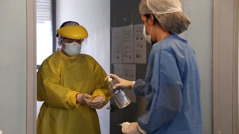 Búsqueda | “Todos nos damos cuenta de que si la pandemia avanza se puede llegar a la saturación” de los CTI, opinó el profesor Arturo Briva. Foto: Pablo La Rosa / adhoc