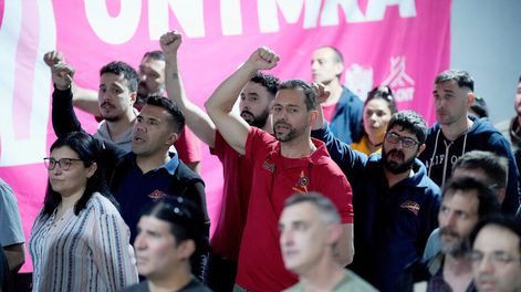 Trabajadores metalúrgicos, en su sede central en Montevideo. Foto: Javier Calvelo, adhocFOTOS