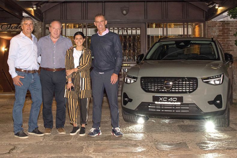 De Carrasco Lawn Tennis Club: Enrique Bebe Pérez y Luis Szelagowski con la encargada de Marketing de Volvo Dolores Valdés y el orador Daniel Orsanic