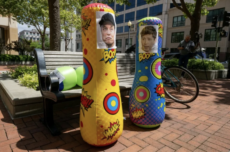 Figuras hinchables con las caras de Sam Altman y Elon Musk el 27 de abril en Oakland (California).